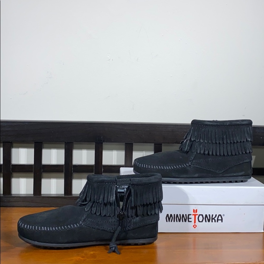 Minnetonka Child’s Double Fringe  Side. Zip Boot